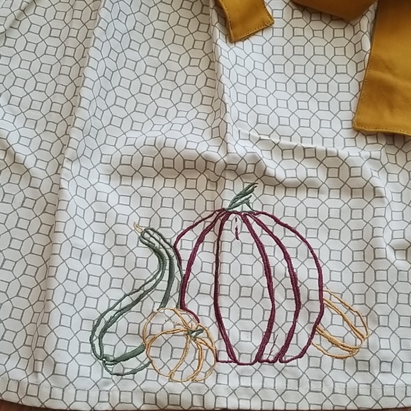 Threshold Apron & Oven Mitt Set - Picture 3 of 4